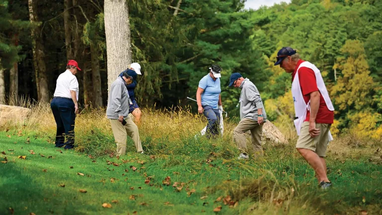 Players-searching-for-lost-ball.webp.webp