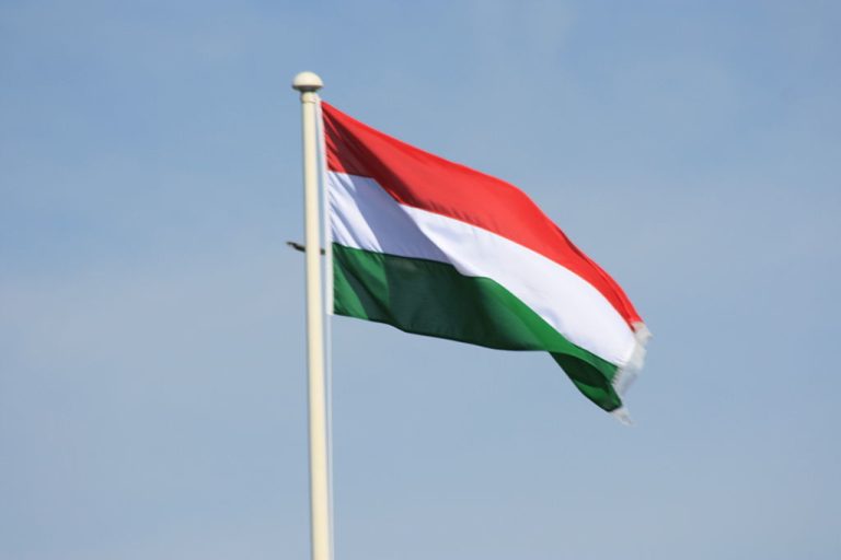 1024px-Hungarian_flag.jpg