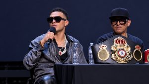 Benavidez-with-championship-belts.jpg
