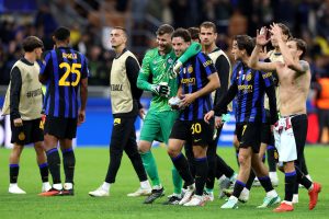 Inter-Shakhtar-hugs-Carlos-Augusto.jpg