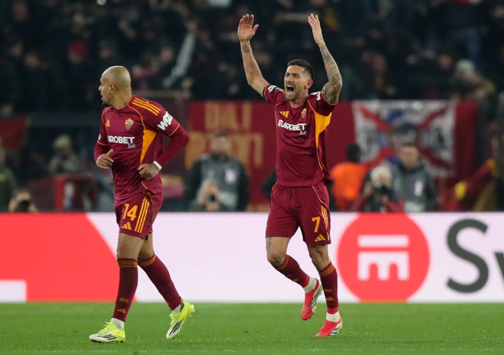 Lorenzo-Pellegrini-Donyell-Malen-celebrate.jpg