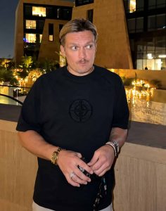 Oleksandr-Usyk-outside-at-night.jpg